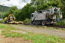 Bring den Laster auf die Schiene obwohl er kein Zweiwegefahrzeug ist.
Das haben heute in Neckargerach drei Arbeiter Gleisbaufirma in Perfektion durchgeführt.
Leider konnte ich nicht bis zum Finale bleiben, da ich terminlich gebunden war.
Nun ist die Kbs 705 zwischen Mosbach Neckarelz und Eberbach betrieblich gesperrt bis Montagmorgen. Baubilder so ich welche machen kann folgen nach.7.9.2017
