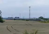 TRG 241 697-2 mit leeren GATX-Wagen, am 27.07.2017 an der Kiesverladestelle KIMM in Elxleben.