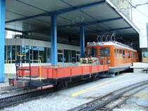 Zahnrad G�tertriebwagen Deh 4/4  3015 mit G�terwagen Kkl 3611 Morgens um 07.40 im Bahnhof von Zermatt am 19.04.2007