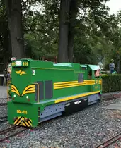 Doch etwas beengt dürfte der Arbeitsplatz des Lokführers in diesem Fall sein...
Der Erbauer selbst hat sich in sein Modell gesetzt um Sie durch die Parkanlage zu fahren. 

8.September 2017 