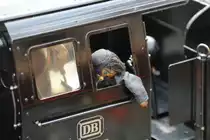 Sichtlich geschafft scheint der Heizer nach seinem Dienst zu sein . 


Modell einer Dampflokomotive am Gelände des DBC Graz 
8.09.2017