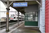 S26 nach Rotkreuz mit 523 066 in Hendschiken. (01.09.2017)