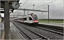 S26 nach Rotkreuz mit 523 066 in Hendschiken. (01.09.2017)