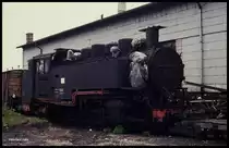 Abgestellt und offensichtlich als diverser Ersatzteilspender genutzt steht hier am 6.6.1991 die DR 991773 neben dem Lokschuppen in Oberwiesenthal.