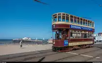 Blackpool Tramway. Bolton Tramcar 66 von 1901 ist der einzige nicht aus Blackpool stammende Wagen in der Heritage Fleet. Am 17. August 2017 war er zusammen mit dem Boat Car 600 für die Heritage Tours zuständig, hier bei der Endstation am North Pier.