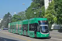 Be 6/8 Flexity 5024, auf der Linie 8, verlässt die Haltestelle CIBA. Die Aufnahme stammt vom 29.08.2017.