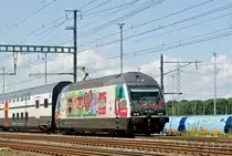 Re 460 099-5, mit der Mobiliar/Gottardo 2016 Werbung, durchfährt den Bahnhof Muttenz. Die Aufnahme stammt vom 03.09.2017.