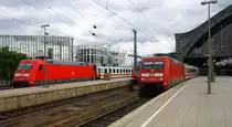 101 043-8 DB fährt mit dem IC 2311 aus Westerland(Sylt) nach Stuttgart-Hbf und fährt bei der Abfahrt aus dem Kölner-Hbf in Richtung Köln-Süd.
Aufgenommen von Bahnsteig 6 in Kölner-Hbf. 
Bei Regenwolken am Nachmittag vom 23.7.2017.