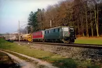 SBB: Fotografenglück vom März 2003 (reaktiviertes Archivbild vom Ausschuss!).
Ae 6/6 mit grünem und Re 6/6 mit rotem Anstrich mit einem Güterzug zwischen Niederbipp und Wangen an der Aare auf der Fahrt in Richtung Westschweiz.
Nicht erkennbar ist die Ae 6/6. Laut der Meldung eines Eisenbahnexperten handelt es sich bei der Re 6/6 um die 11641  Moutier .
Foto: Walter Ruetsch