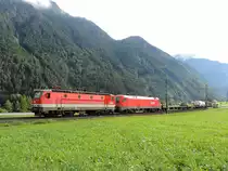 Radin - 28/07/2017 : gemichter Güterzug, gezogen von der 1144 034 und der 1116 197, fährt bergwärtz...