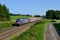 Im Spätsommer 2017 besuchte ich die KBS 950 häufiger und mein Hauptaugenmerk lag auf dem Streckenabschnitt zwischen Ostermünchen und Grosskarolinenfeld. Grund hierfür war der anstehende Austausch der Oberleitungsmasten. Die zum Teil noch aus der Reichsbahnzeit stammenden Masten mussten weichen und dabei änderten sich auch die Abstände zwischen den neuen Masten. So sollte noch einmal der ursprüngliche Zustand dokumentiert werden. Am 26. August 2017 konnte ich den EC 85 von München HBF nach Bologna Centrale - geführt von 1216.019 - am Bü Vogl fotografieren.