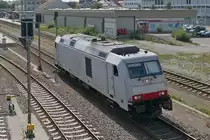 285 106-1 als Lokzug (||) - Die für die über die Süd- und Bodenseegürtelbahn umgeleiteten Güterzüge der Rheintalbahn eingesetzte und in dieser Zeit „freigestellte Kieszug-Lok“ (92 80 1285 106-1 D-IGE) fährt aus Richtung Friedrichshafen kommend am 30.08.2017 durch den Bahnhof von Biberach (Riß).