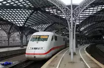 Ein ICE steht im Kölner-Hbf.
Aufgenommen von Bahnsteig 4 in Kölner-Hbf.  
Am Nachmittag vom 23.7.2017.