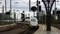 Ein ICE 518 kommt aus München-Hbf nach Dortmund-Hbf und fährt in Köln-Hbf ein.
Aufgenommen von Bahnsteig 4 in Kölner-Hbf.
Am Nachmittag vom 23.7.2017. 