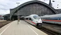 Ein ICE3 verlässt den Kölner-Hbf in Richtung Köln-Bahnwerk.
Aufgenommen von Bahnsteig 6 in Kölner-Hbf.
Am Nachmittag vom 23.7.2017. 