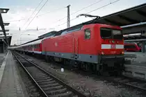 112 187 ist am Morgen des 2.9.2017 mit dem RE13290  Cruise Train Berlin  von Warnemünde nach Berlin Ostbahnhof im Rostocker Hauptbahnhof auf dem Weg zur Bereitstellung in Richtung Ostsee.