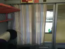 Der Ludwigshafener 31-34 113 hat zwar schon eine Modernisierung zu Sitzbezügen im DBM Design erhalten, besitzt jedoch noch wie in alten Zeiten einen Vorhang in manchen Abteilen.

07.09.17