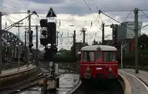 Ein Nachschuss von dem RSE MAN Schienenbus  verlässt den Kölner-Hbf und fuhr in Richtung Bonn-Beuel. 
Aufgenommen von Bahnsteig 4 in Kölner-Hbf.
Bei Regenwetter am Nachmittag vom 23.7.2017.