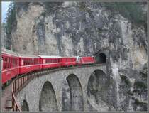 Landwasserviadukt aus der Zugfahrerperspektive. Da muss man einfach ein Foto machen. Kurz darauf verschwindet Ge 4/4 III 651  Fideris  im Tunnel und erreicht kurz danach Filisur. (08.05.2007)