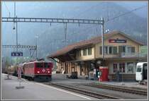 In Tiefencastel kreuzen wir den ersten G�terzug mit Ge 6/6 II 705  Pontresina/Puntraschigna . (08.05.2007)