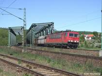 155 232 bef�hrt die Saalebr�cken bei Gro�heringen in Richtung Saalfeld. Diese Br�cken sollen bald durch neue ersetzt werden, damit die Neige-ICE&acute;s noch schneller fahren k�nnen.