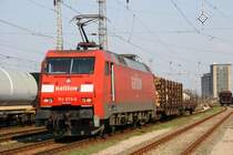 152 079 kuppelt gerade in Bad Kleinen an den extrem langen G�terzug an. 29.03.2007