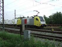 ES64 U2-047 von Abellio Rail vor einem Bananenbomber im �bergabebahnhof der WHE. 11.5.07