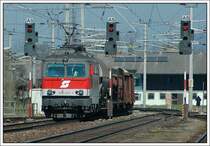 1142.627 mit einem G�terzug am 6.4.2007 bei der Ein- bzw. Durchfahrt in Golling-Abtenau.