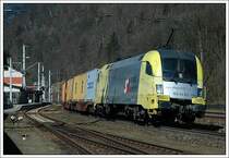 61825  Ecco Cargo Pongau  auch bekannt als  Kaindl Shuttle  am 6.4.2007 von ES 64 U2 013 bespannt, bei der Durchfahrt in Werfen Richtung S�den.