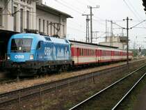 frisch gereinigte Kyoto 1016 023-2 samt Schlierengarnitur am 4.5.2007 als REX 1636 in Wien H�tteldorf