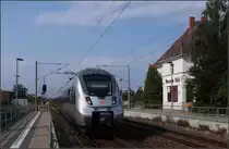 Ein eher langweiliges Bahnbild -

Aber da ich möglicherweise nie mehr im Leben in Dessau-Süd am Bahnsteig stehe, will ich es doch zeigen.

Ein Talent 2 fährt hier als S-Bahn in Richtung Leipzig in die Station ein. Während es sich bei der Stuttgarter S-Bahn um eine Stadt/Umland-Schnellbahn handelt, ist die S-Bahn Mitteldeutschland, wie auch das S-Bahnsystem Rhein-Neckar eher eine aufgewertete Regionalbahn. Man erkennt es auch an der anderen Art der Fahrzeuge mit weniger Türen. Die Bahnen der S2 in Dessau fahren teilweise auch als Regionalbahn weiter bis Magdeburg.

26.08.2017 (M)