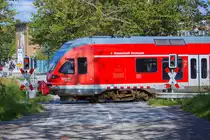 Bahnübergang  im km 270,5 (Klementelvitz) mit durchrauschendem RE 9 auf der Fahrt von Sassnitz nach Rostock. - 10.09.2017
