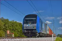 LTE 2016 904 zieht Containerzug an Črešnjevec vorbei Richtung Koper Hafen (und Grüß zurück zum freundlichen Lokfürer). /14.9.2017