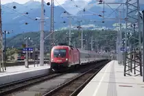 1016 044 der ÖBB mit EC 113 (Frankfurt/Main - Klagenfurt) bei der Einfahrt in den Bahnhof Spittal-Millstättersee (Kärnten, Tauernbahn).
08.06.2016