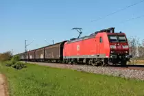 Mit einem  Redbull -Zug von Bludenz (AT) fuhr am 05.05.2016 die 185 110-4 auf der Rheintalbahn bei Hügelheim in Richtung Norden.