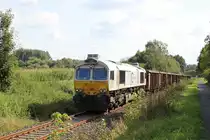 Ein leerer Tonzug auf dem langen Weg von Limburg(Lahn) nach Siershahn, über die Westerwald-Sieg-Bahn. Da die Unterwesterwaldbahn bis zum 17.09 gesperrt bleibt, werden die Tonwagen von Limburg aus über Hadamar, Westerburg, Hachenburg, Altenkirchen und Selters(Westerw) nach Siershahn gefahren. Dafür wurden zwei Class 66 (247 016 & 247 034) nach Limburg gebracht.
Hier fährt einer von planmäßig zwei Leerzügen am Nachmittag des 04. September 2017 zwanzig Tonwagen, aufgenommen zwischen Elz und Niederhadamar.