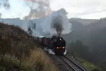 Durch den einsetzenden Regen fährt 99 222 mit ihrem P8939 dem nächsten Halt Drei Annen Hohne entgegen.

Drei Annen, 14. September 2017