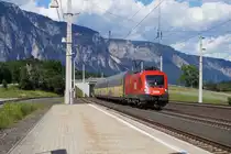 1116 132 der ÖBB mit Autotransportzug bei der Einfahrt in den Bahnhof Thörl-Maglern (Strecke Villach-Tarvisio).
10.06.2017
