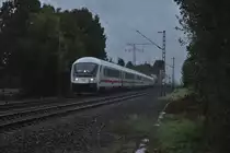 Mit Karracho kommt der IC 2223 aus Rheydt durch Herrath bei sehr schlechtem Wetter gen Geilenkirchen gefahren, geschoben wird der Zug von der 101 062-8.....Donnerstag den 14.9.2017