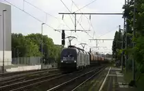 182 595-9 und 182 514-0 beide von MRCE kommen mit einem Kohlenzug aus dem Saarland ins  Ruhrgebiet und kammen aus Richtung Mores und fahren durch Duisburg-Rheinhausen-Ost in Richtung Duisburg-Hochfeld-Süd.
Aufgenommen vom Bahnsteig in Duisburg-Rheinhausen-Ost. 
Bei Sommerwetter am 27.7.2017.