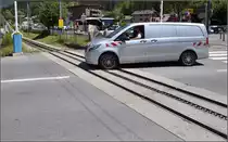 Chemin de fer du Montenvers. 

Blick auf den Bahn�bergang mit der absenkbaren Zahnschiene. Allerdings holpert man auch bei abgesenkter Zahnschiene noch gewaltig dar�ber. Juli 2017.