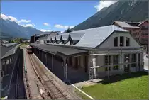 Im Bahnhof von Chamonix steht Triebwagen SNCF Z801 von TER Rhône-Alpes. Beachtenswert ist das für eine Schmalspurbahn sehr groß dimensionierte Empfangsgebäude. Juli 2017.