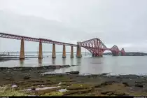 Ein ScotRail DMU der Class 158 noch in First livery befährt am 21. August 2017 die Forth Bridge bei South Queensferry.