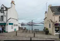 Die Forth Bridge von South Queensferry aus gesehen. 21. August 2017.