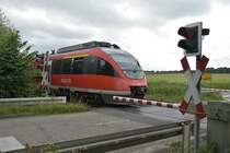 Am Bü Auf dem Mergendahl ist gerade die Nase des 644 525 zu sehen der als RB38 nach Düsseldorf Hbf fährt. 17.8.2017