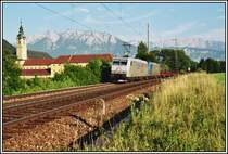 185 538 bringt einen Stahlzug mitsamt ihrer  faulen  Schwester vom Brenner nach M�nchen. Soeben passiert sie das Kloster Raisach.