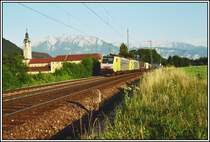 E189 905RT und E189 911 bringen im Juni 2005 beim Kloster Raisach einen Kombizug von Verona nach M�nchen. 