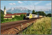 ES64U2-041 f�hrt im Juni 2005 m�t einem G�terzug des Kombinierten Landungsverkehrs vom Brenner nach M�nchen. Aufgenommen beim Kloster Raisach.