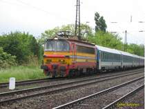 240 013 als Ersatz f�r eine Lok der BR.350 vor dem EC 170. Budapest-Istv�ntelek, am 12.05.2007.