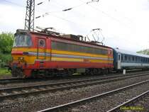 240 013 als Ersatz f�r eine Lok der BR.350 vor dem EC 170. Budapest-Istv�ntelek, am 12.05.2007.